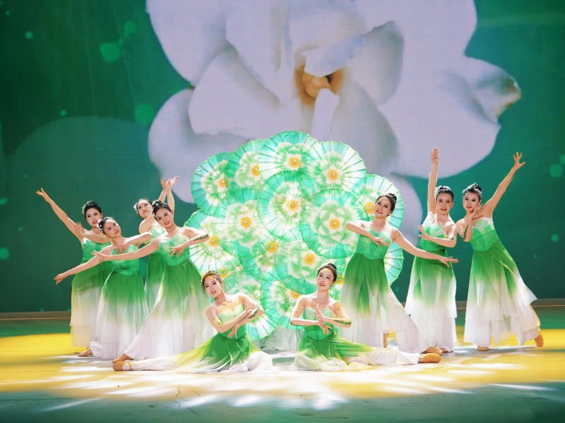 1752192875752049EuzH.jpg 人像作品第二名《茉莉花-倩影绰姿-2》-安全运营中心-田昌嘉.jpg
